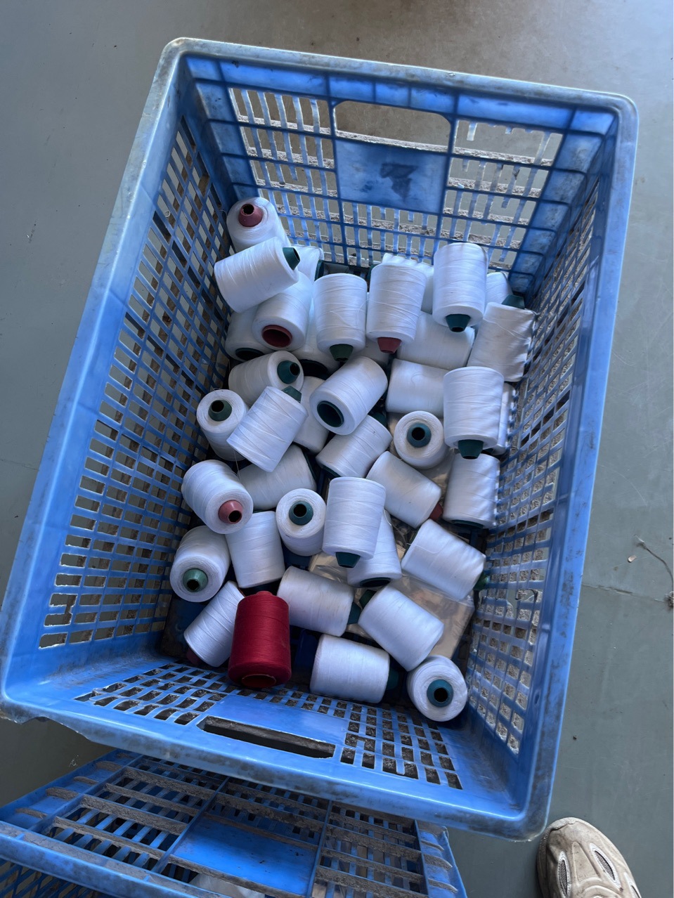 Manufacturer Provides 402 Backpack Cotton Thread, Handbag and Luggage Thread, Bleached 5000Y Sewing Thread, Durable