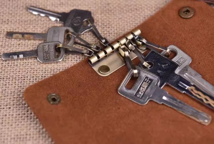 Portable Wear-Resistant Key Bag for Men and Women, Retro Genuine Leather Key Bag, Simple First-Layer Cowhide Keychain, Creative Design
